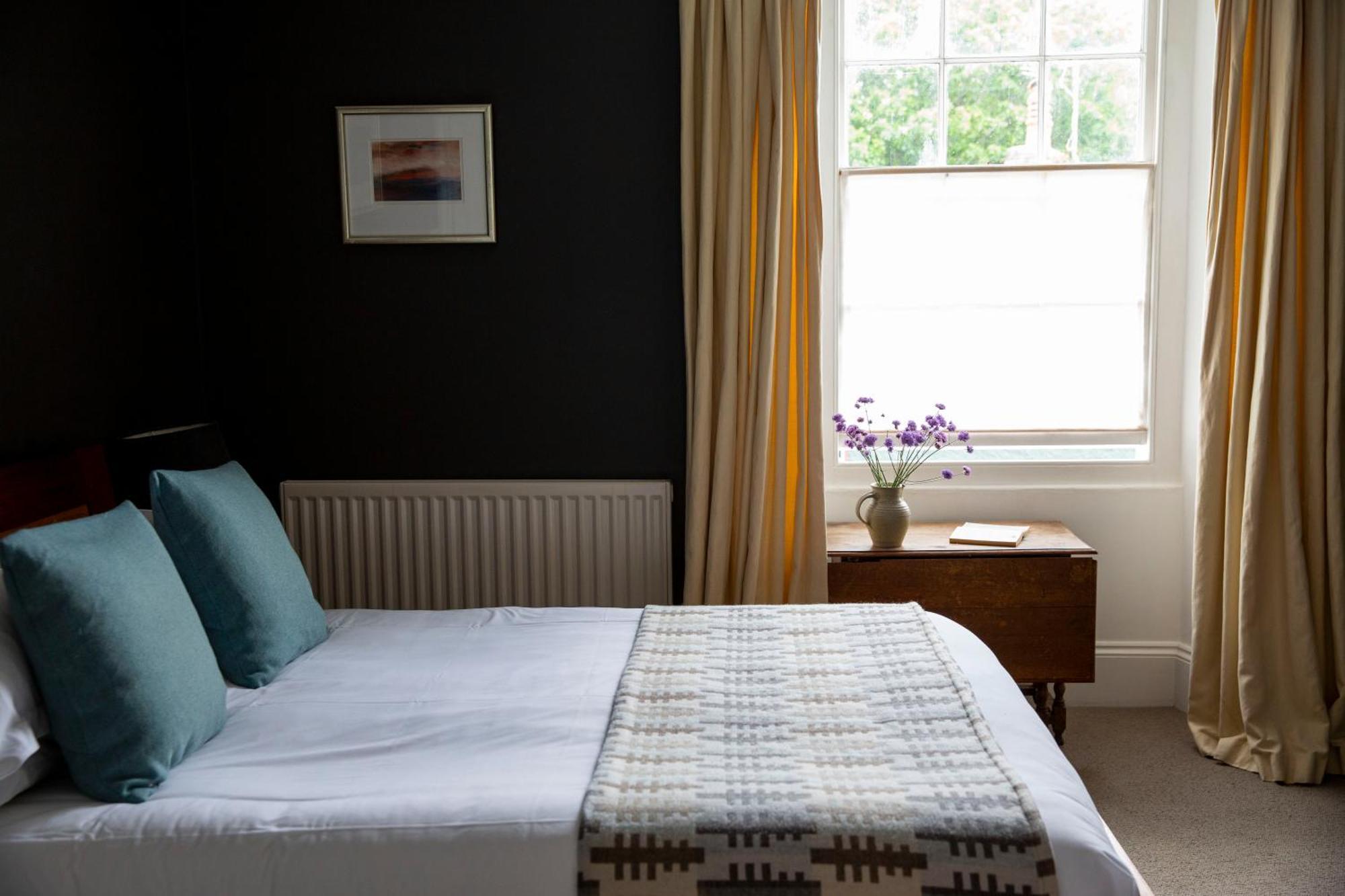 Llys Meddyg Hotell Newport  Eksteriør bilde