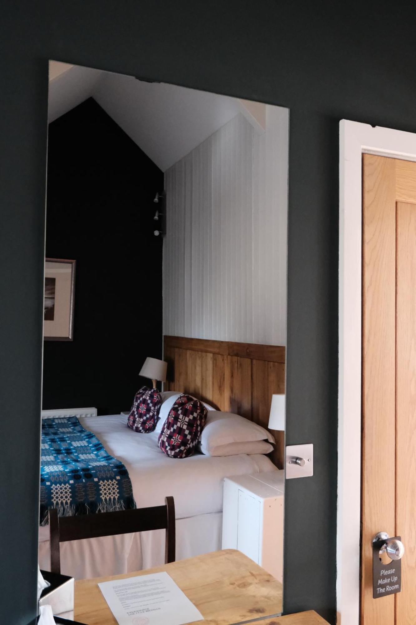 Llys Meddyg Hotell Newport  Eksteriør bilde