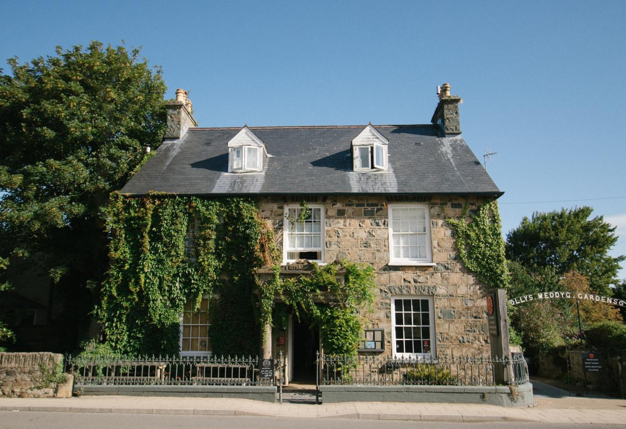 Llys Meddyg Hotell Newport  Eksteriør bilde